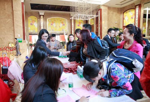 【峰會(huì )一線(xiàn)】大將軍陶瓷熱烈歡迎全國戰略合作伙伴峰會(huì )嘉賓的到來(lái)
(圖1)