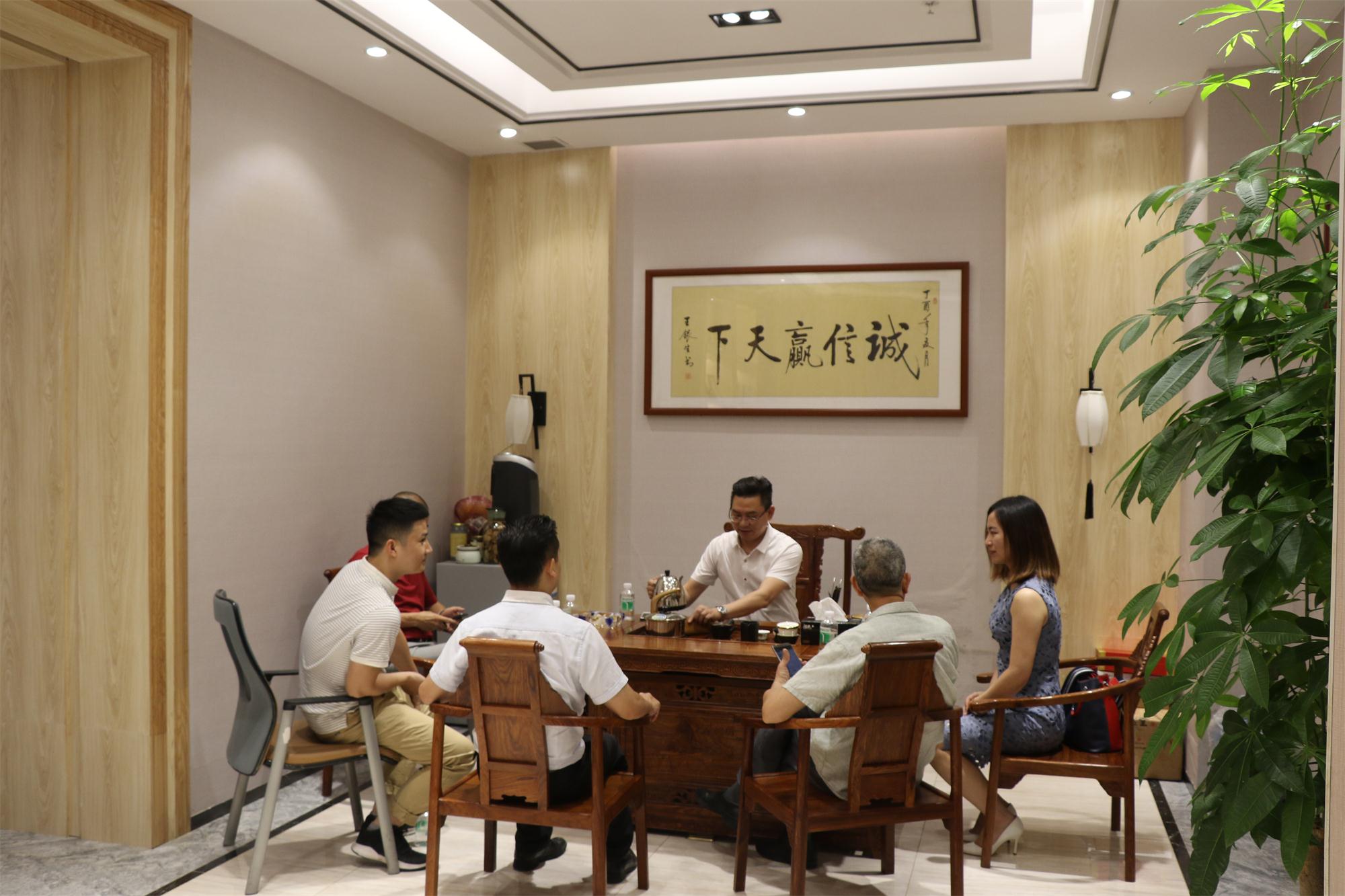 企業(yè)資訊丨廣東省裝飾材料協(xié)會(huì )領(lǐng)導攜設計大咖一行蒞臨將軍企業(yè)參觀(guān)考察
(圖1)