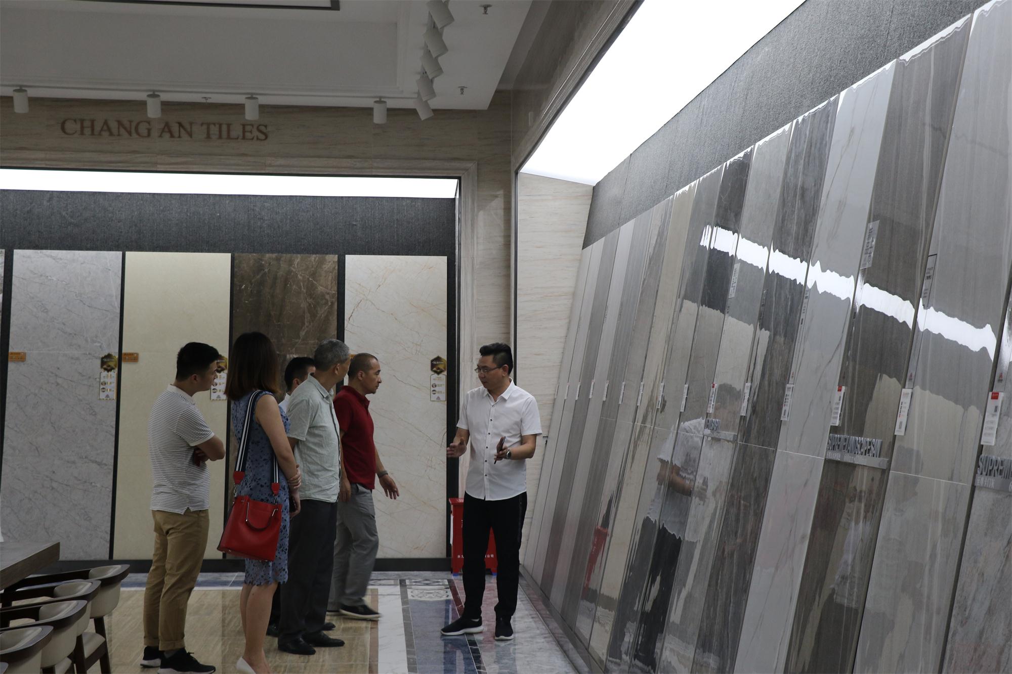 企業(yè)資訊丨廣東省裝飾材料協(xié)會(huì )領(lǐng)導攜設計大咖一行蒞臨將軍企業(yè)參觀(guān)考察
(圖2)
