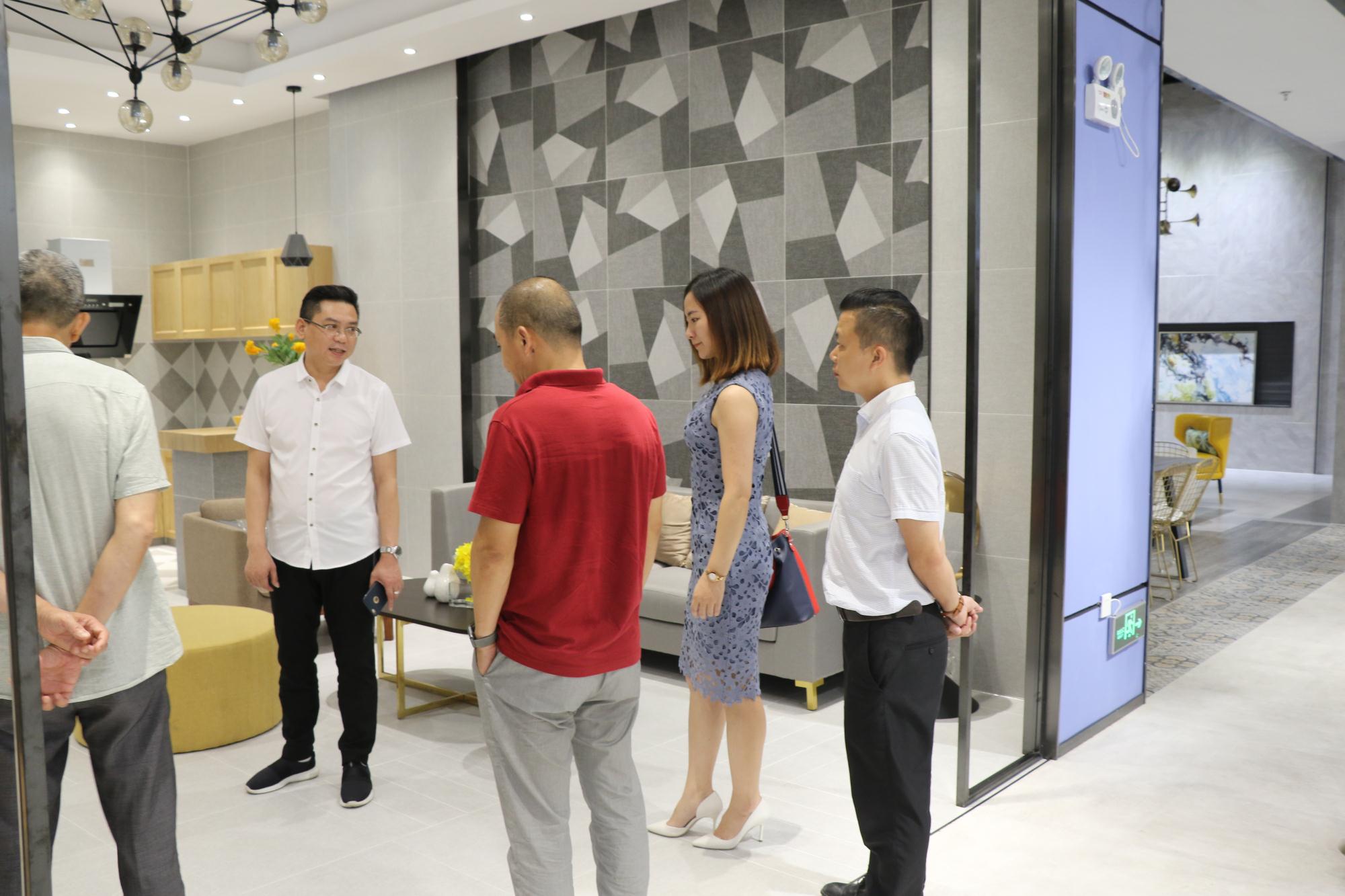 企業(yè)資訊丨廣東省裝飾材料協(xié)會(huì )領(lǐng)導攜設計大咖一行蒞臨將軍企業(yè)參觀(guān)考察
(圖4)