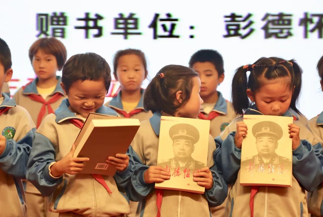 彭德懷精神柱捐贈儀式暨大將軍愛(ài)心公益項目發(fā)布會(huì )完滿(mǎn)落幕！
(圖13)