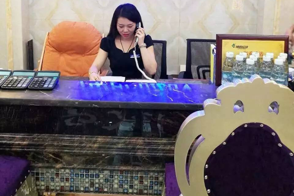 淡季無(wú)客打王者榮耀？?jì)?yōu)秀的導購可沒(méi)時(shí)間干這個(gè)！-瓷磚十大品牌
(圖2)